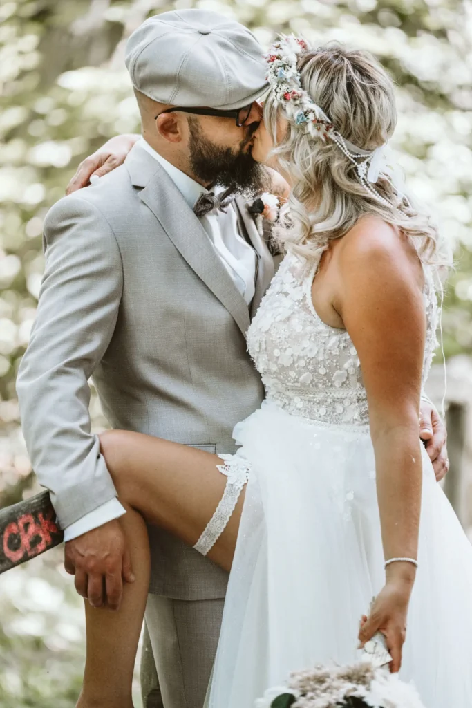 Hochzeitsfotograf Potsdam Bräutigam hält oberschnkel der Frau man sieht Strumpfband