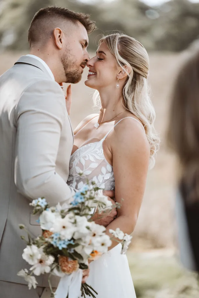 Hochzeitsfotograf Potsdam Brautpaar küsst sich emotional