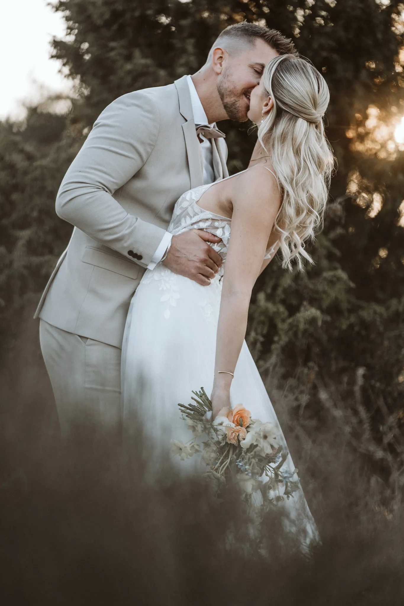 Hochzeitsfotograf Potsdam Brautpaar küsst sich im Sonnenuntergang