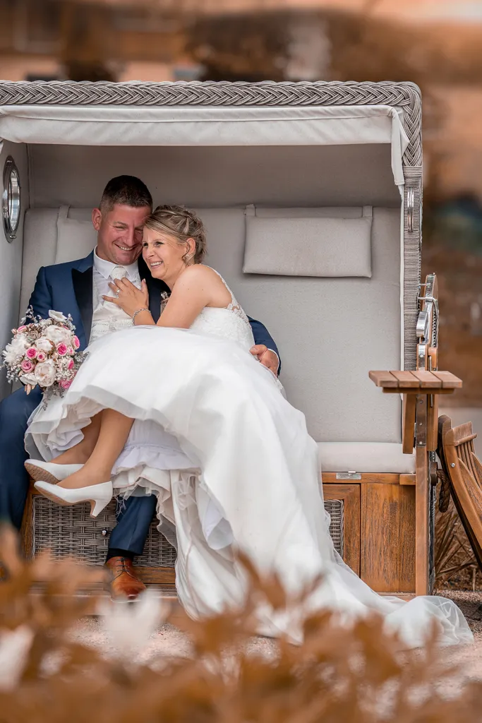 Hochzeitsfotograf Dresden Brautpaar im Strandkorb