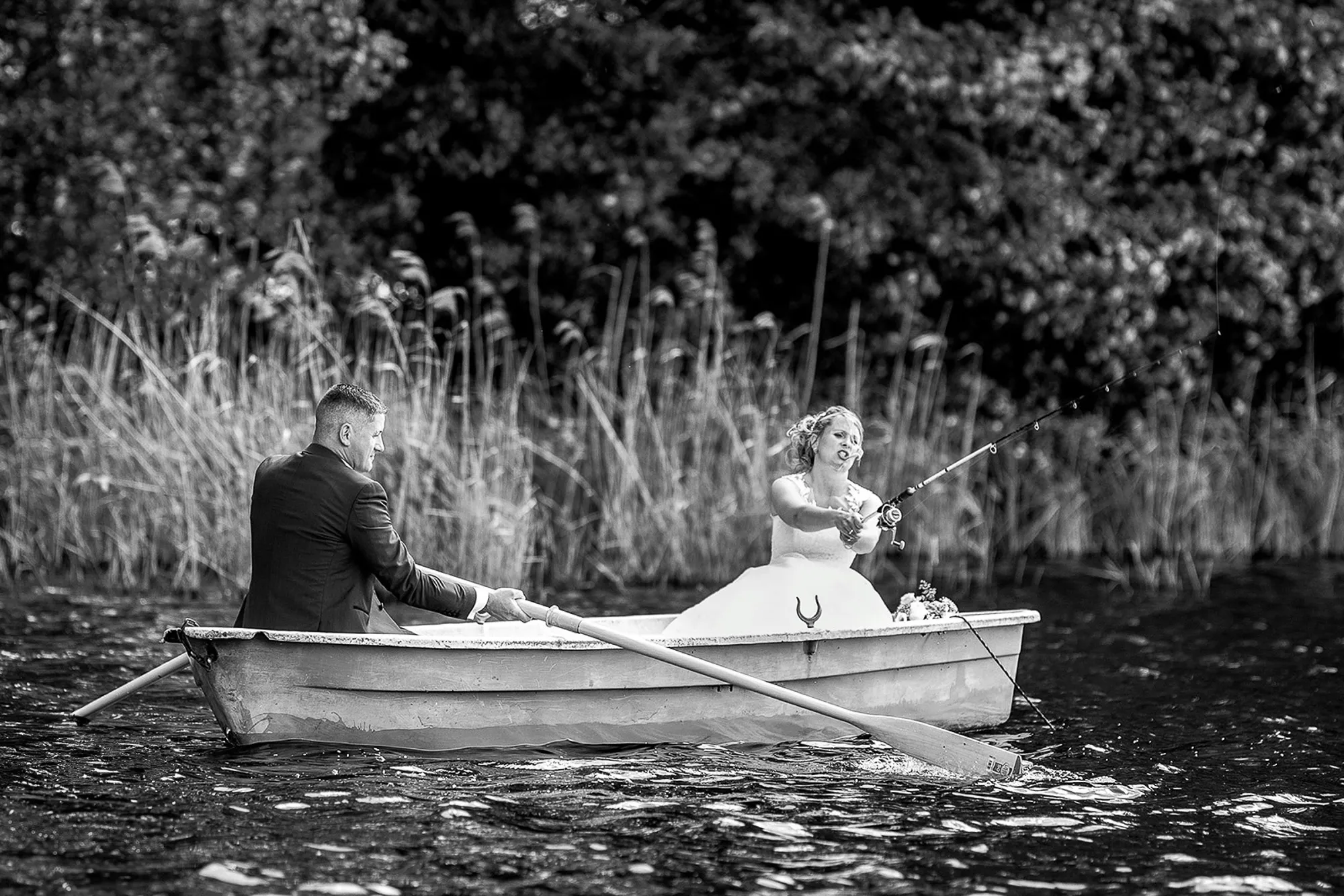 Hochzeitsfotograf Potsdam Das Brautpaar auf dem Boot beim Angeln