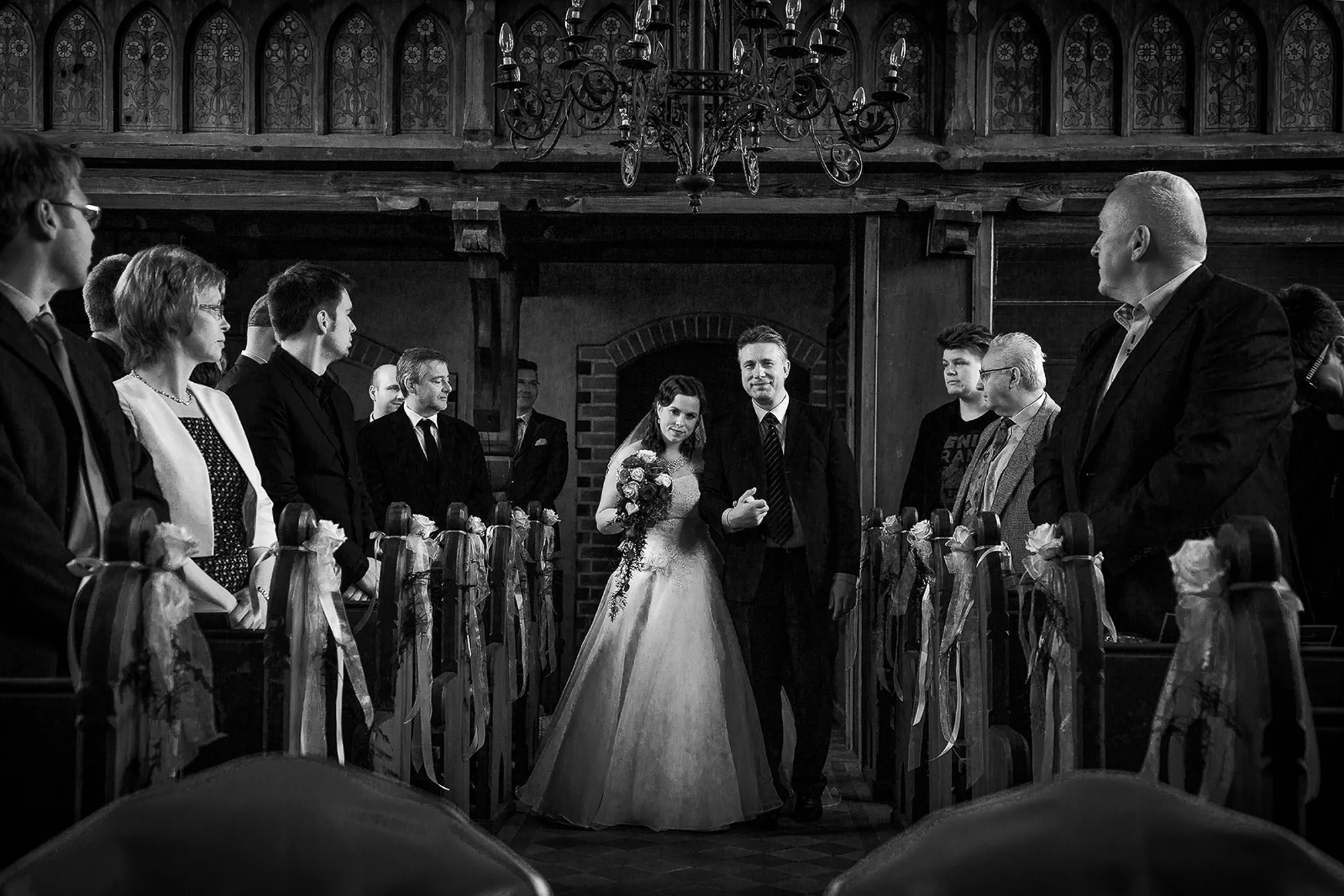 Hochzeitsfotograf Potsdam Das Brautpaar beim einzug in der Kirche