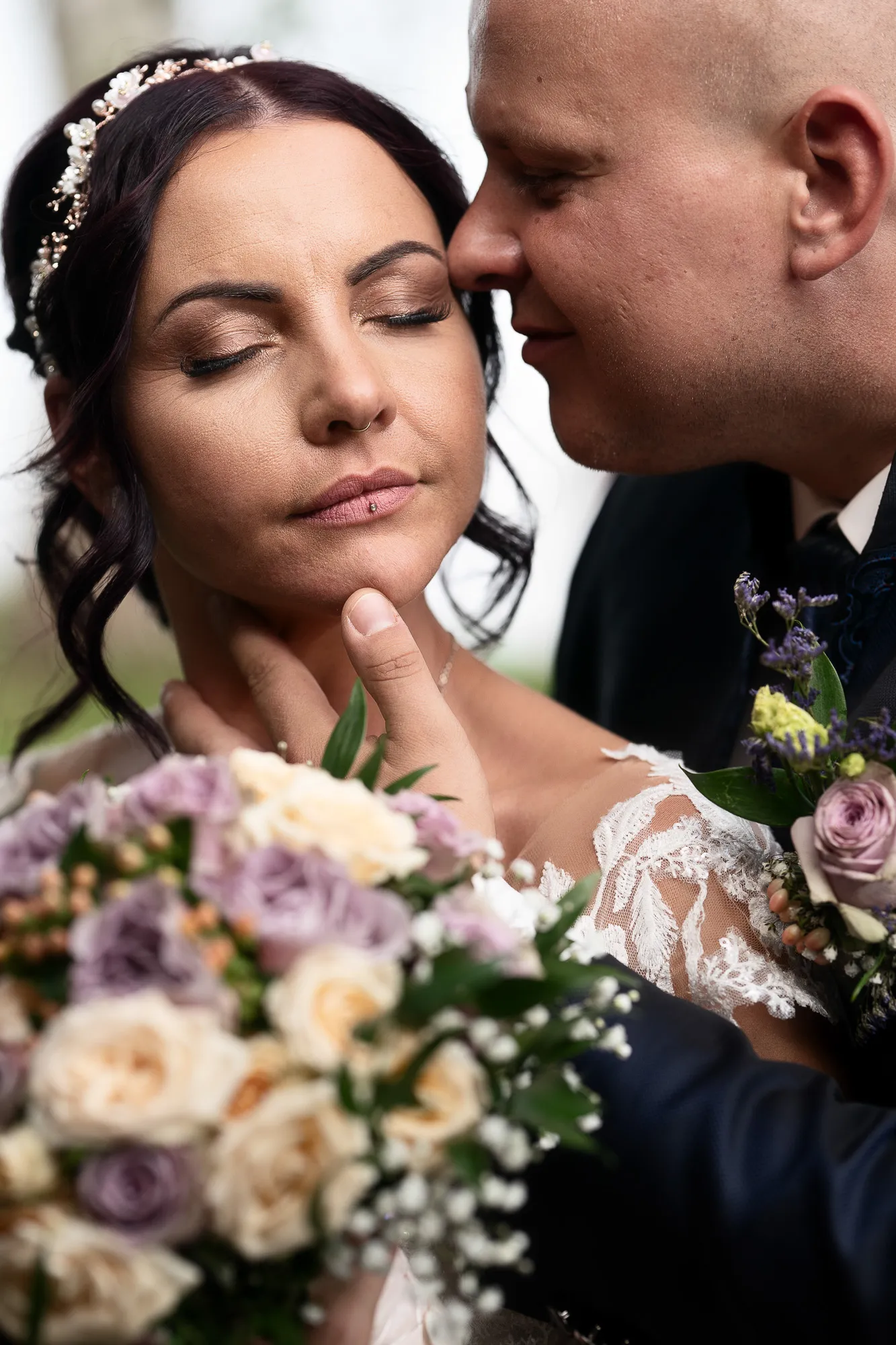 Hochzeitsfotograf Potsdam Das Brautpaar hat die Augen geschlossen und er küsst sie auf die Wange