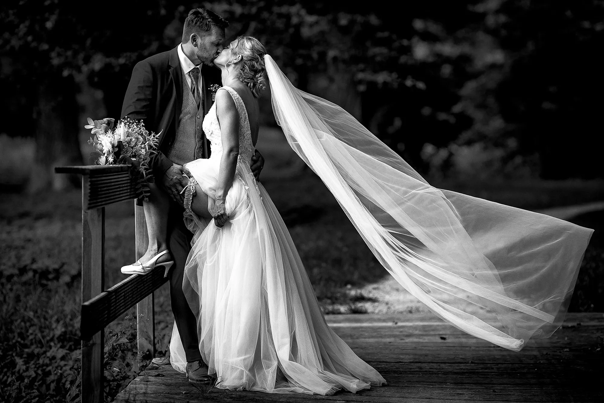 Hochzeitsfotograf Potsdam Das Brautpaar küsst sich und hebt das bein sehr sexy