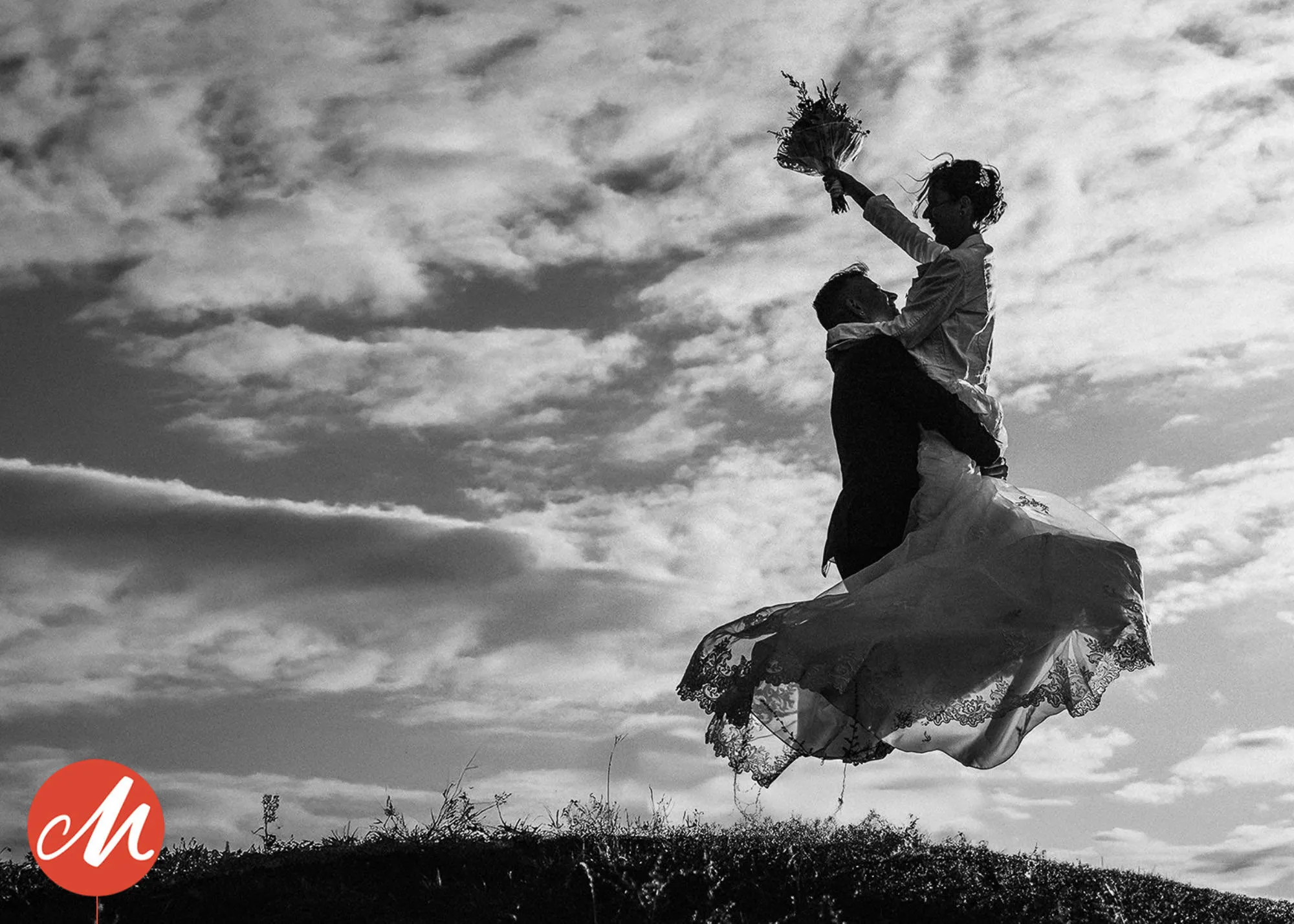 Hochzeitsfotograf Potsdam Das Brautpaar springt in die luft und hebt dabei den Brautstrauss