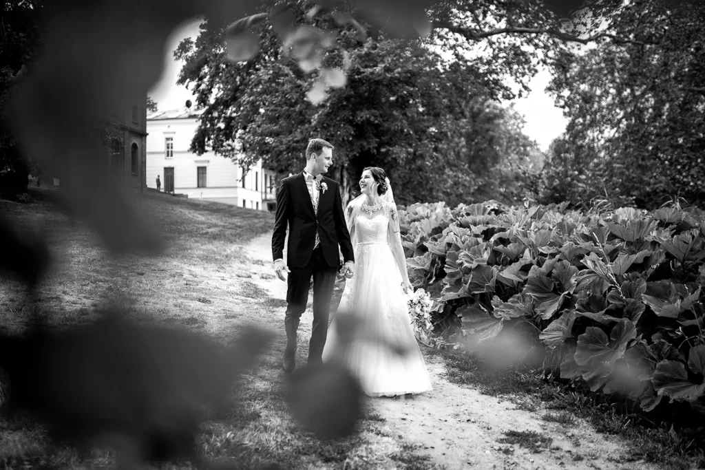 Hochzeitsfotograf Potsdam Das Brautppar geht im Park spazieren
