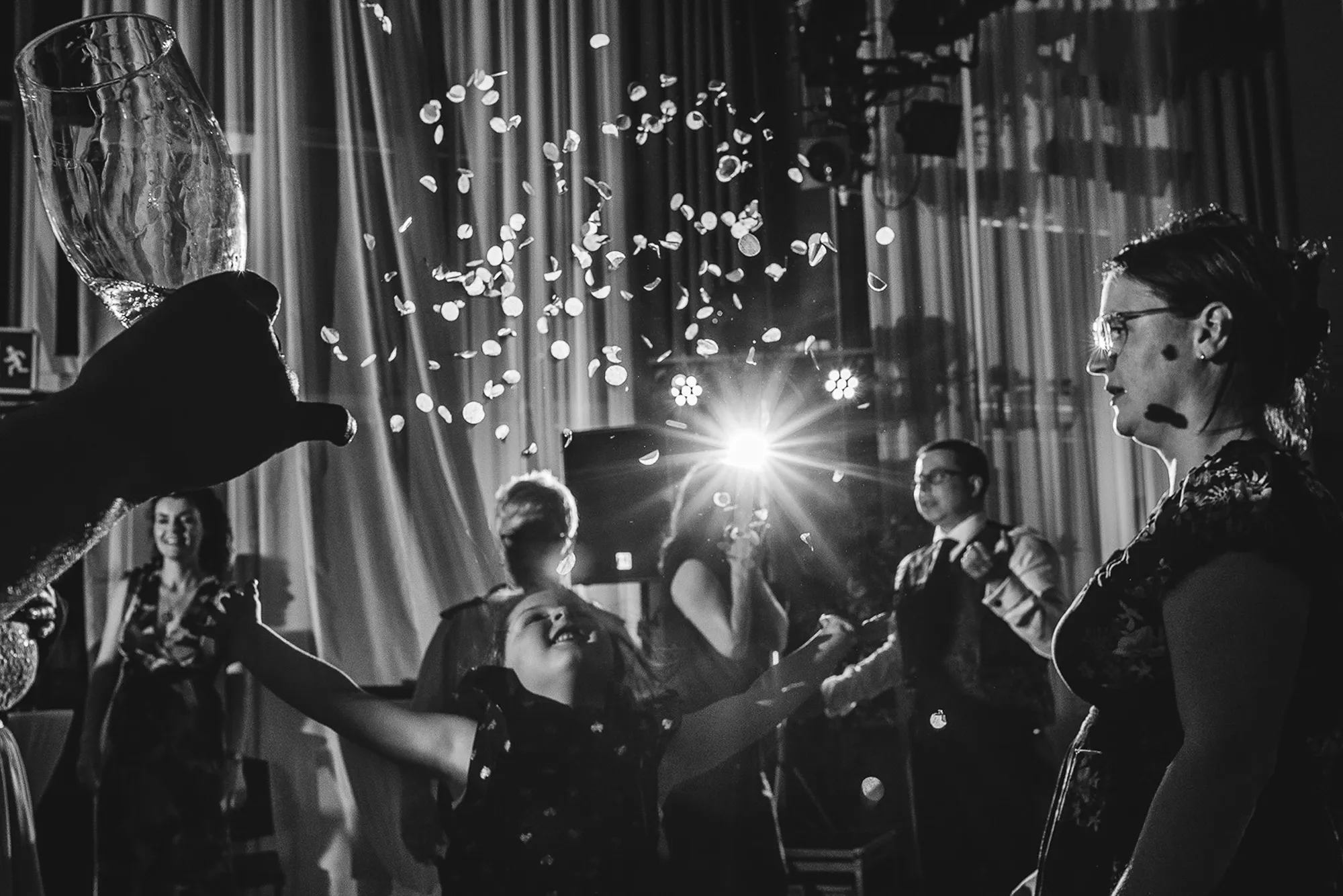 Hochzeitsfotograf Potsdam Das Kind schmeißt Blütenblätter hoch auf der Tanzfläche