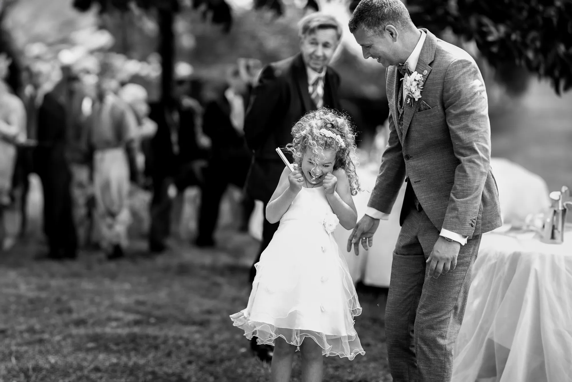 Hochzeitsfotograf Potsdam Der Bräutigam mit seine Tochter und die Tochter freut sich