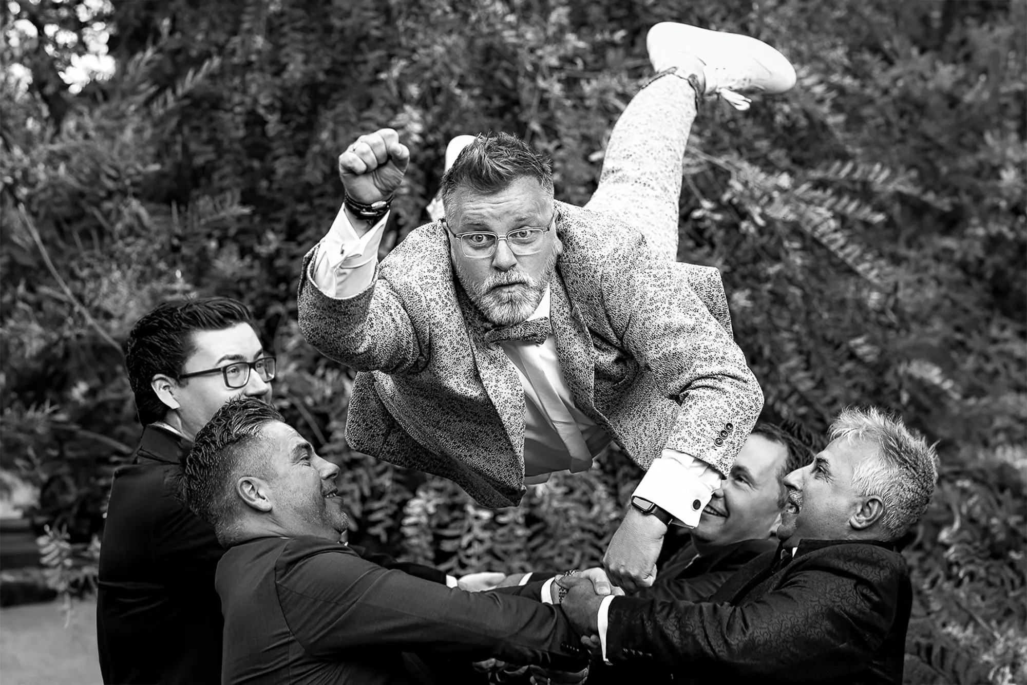 Hochzeitsfotograf Potsdam Der Bräutigam wird von seinen Gästen in die Luft geschmissen