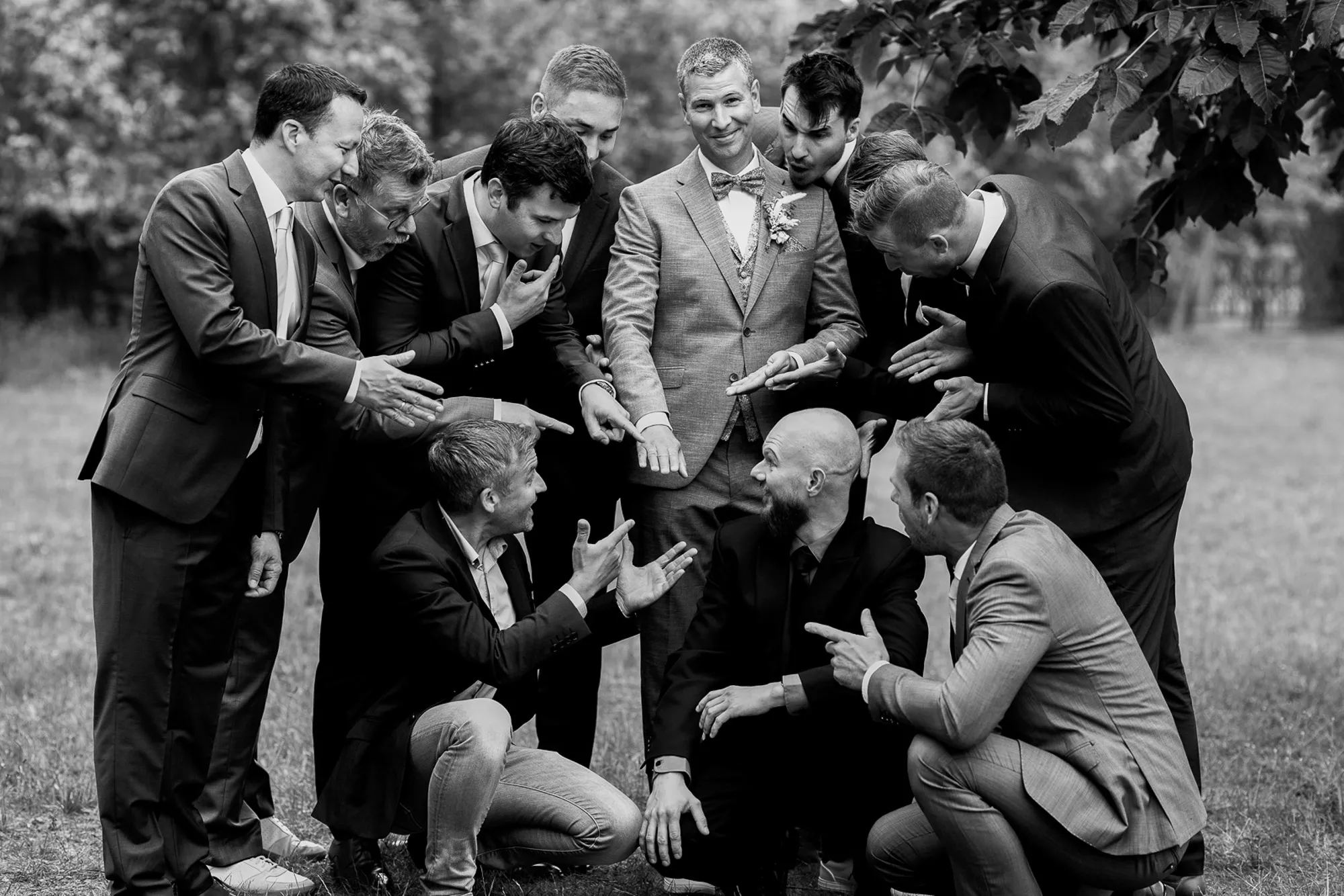 Hochzeitsfotograf Potsdam Der Bräutigam zeigt den Jungs den Ring und sie staunen