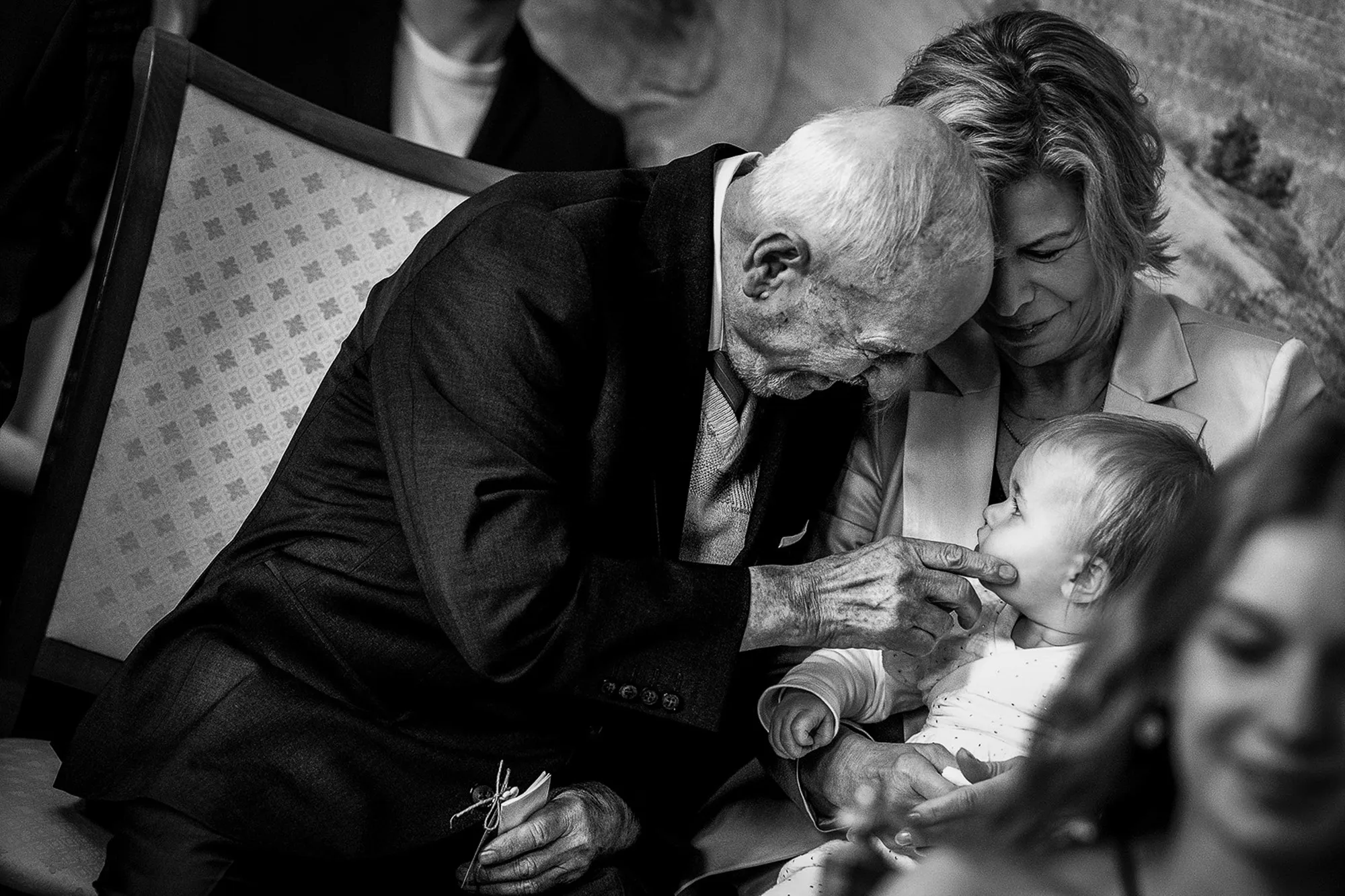 Hochzeitsfotograf Potsdam Der Opa mit Enkel und er streichelt sie im gesicht