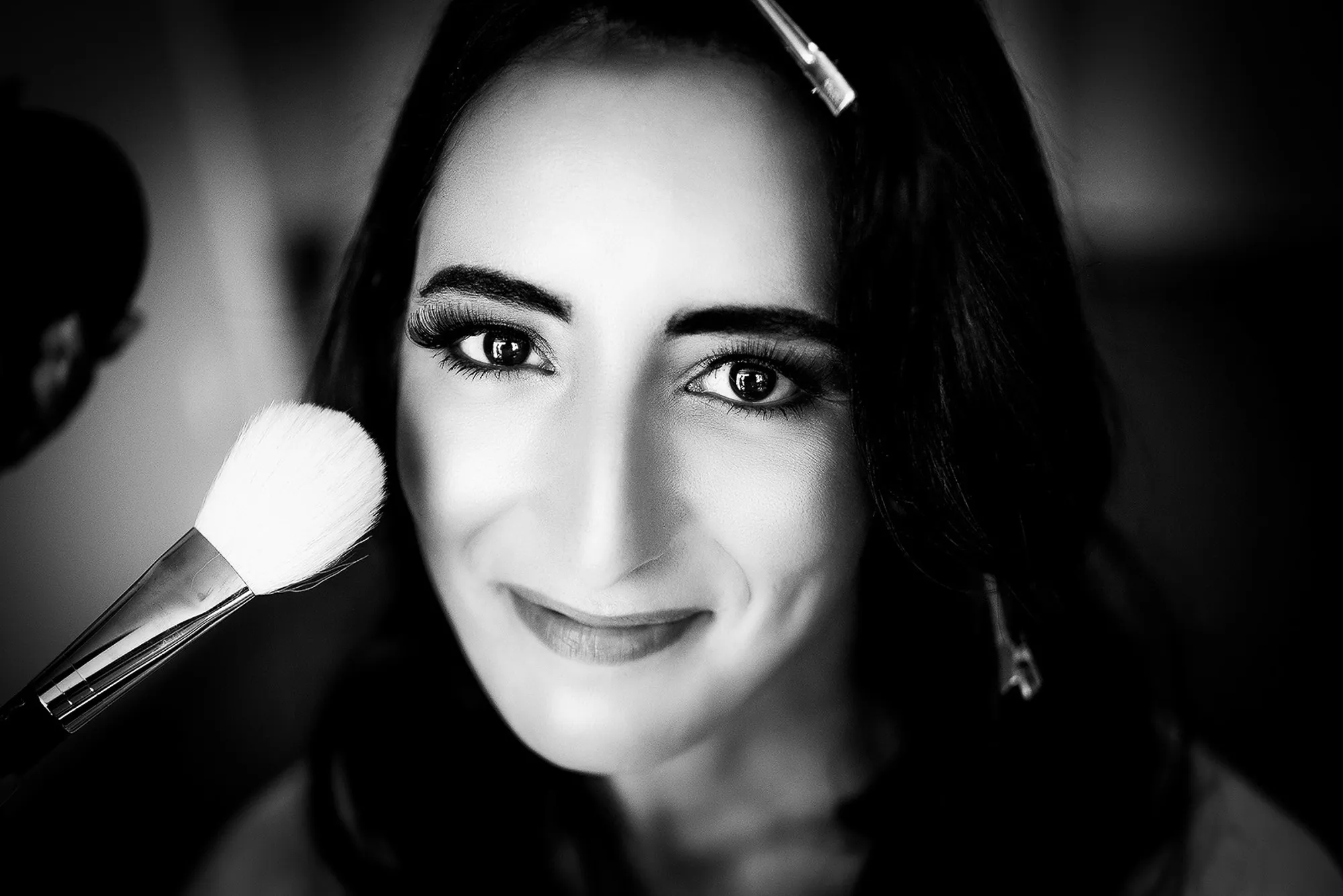 Hochzeitsfotograf Potsdam Die Braut beim Schminken