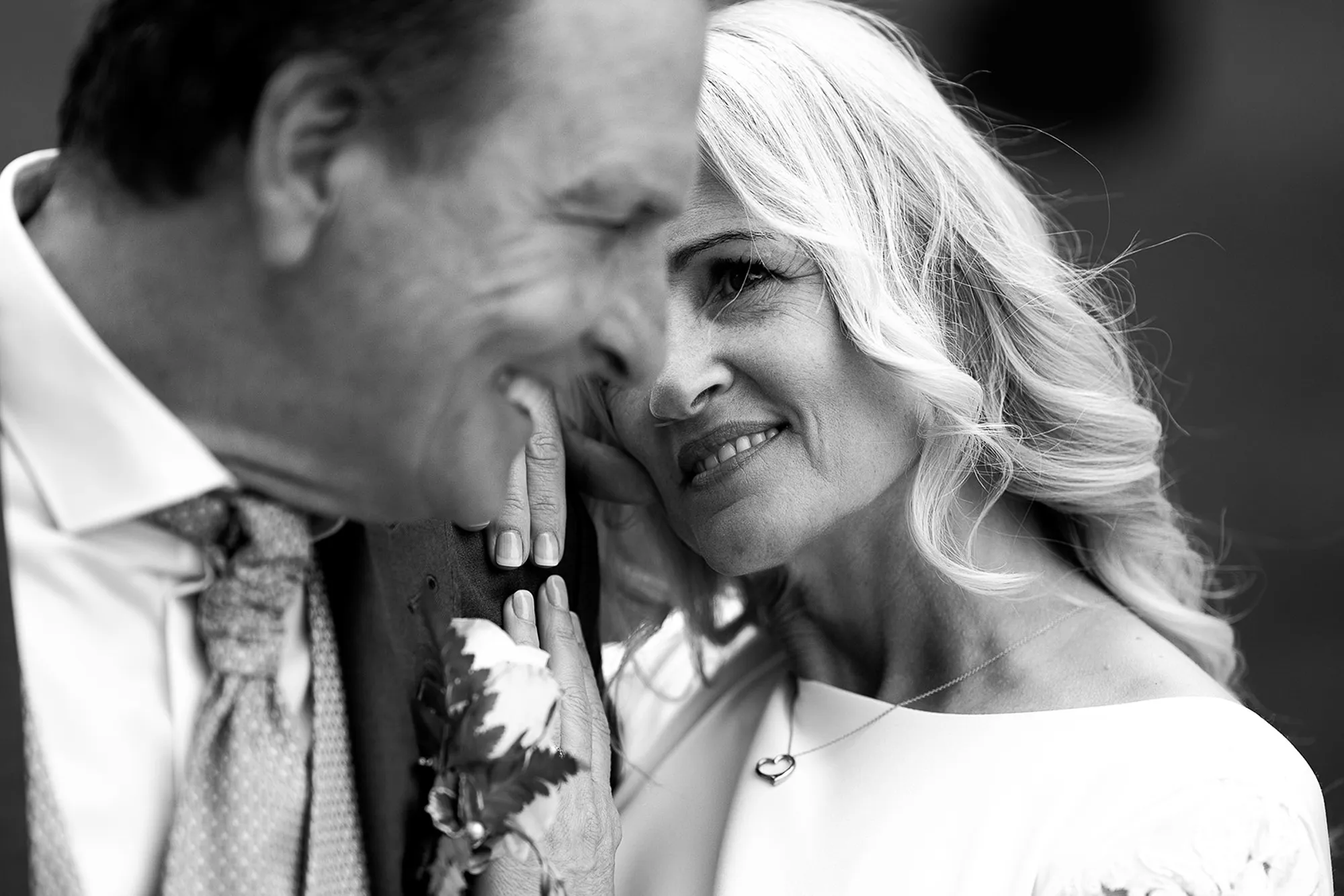 Hochzeitsfotograf Potsdam Die Braut hat sich angelehnt beim Bräutigam und schaut ihm liebevoll an