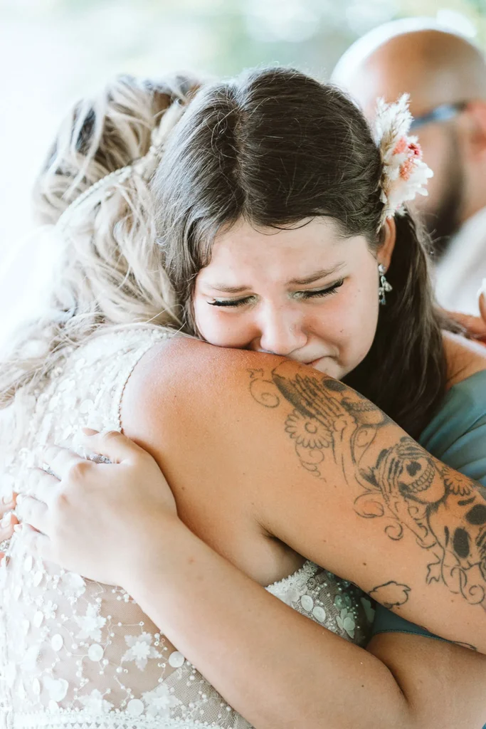 Hochzeitsfotograf Potsdam Die Tochter in den Armen der Braut und weint