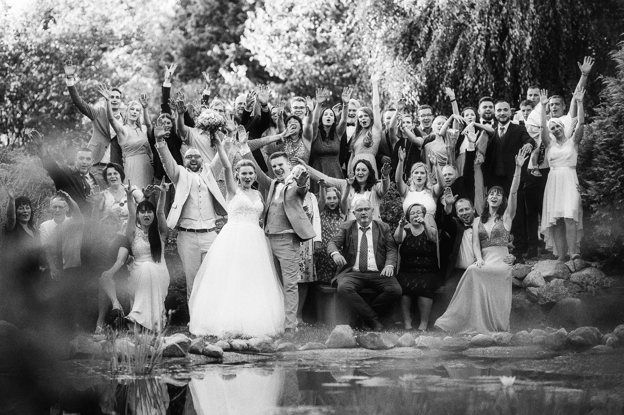 Hochzeitsfotograf Potsdam Gruppenfoto mit das Brautpaar, sehr ausgelassene stimmung