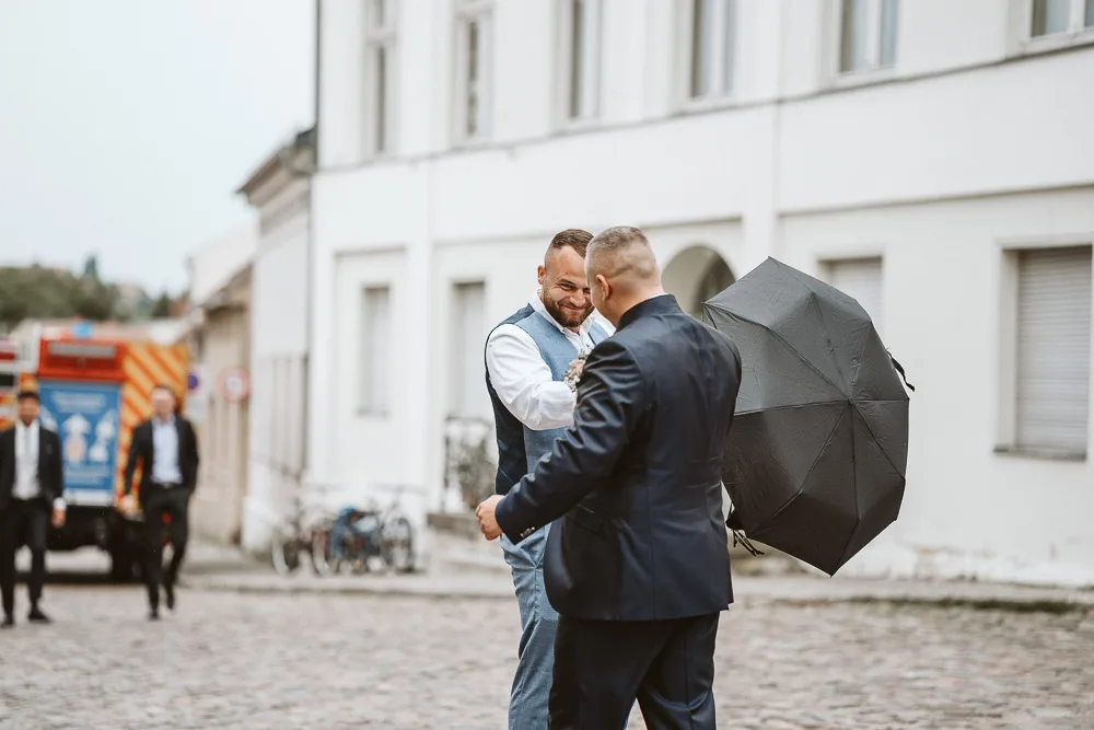 Bräutigam begrüsst sein Freund