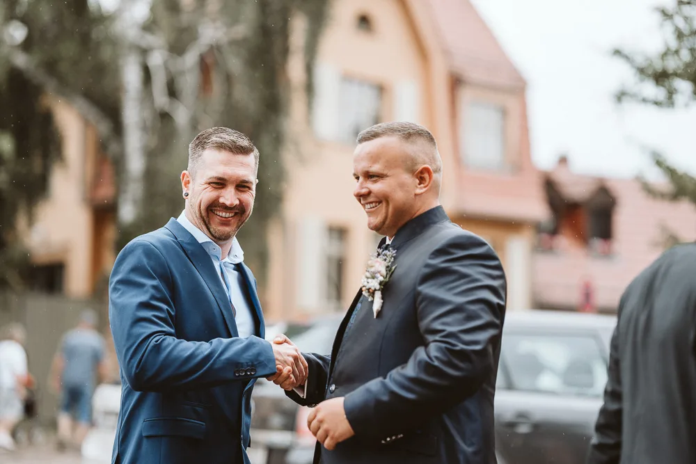 Handschlag Bräutigam mit einen Gast